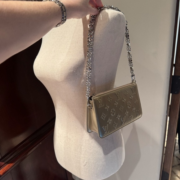 Louis Vuitton Lexington Pouch Debossed Monogram RARE with 2 Detachable Straps - Picture 6 of 14